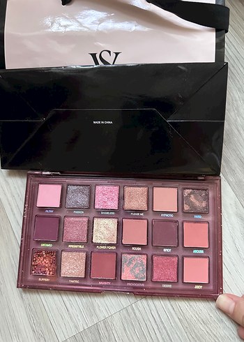 Huda Beauty Far paleti