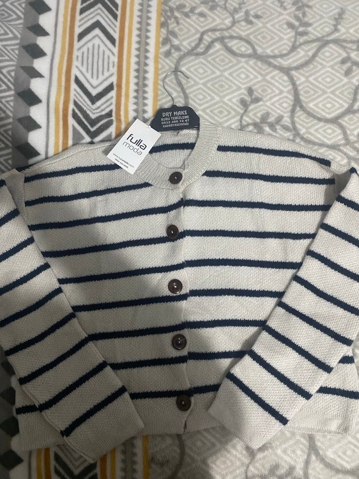 Beyaz Lacivert Çizgili Düğmeli Kadın Hırka - Görsel 2