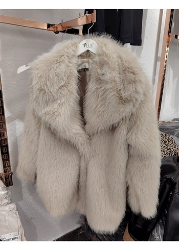Bej Kısa Suni Kürk Detaylı Peluş Mont