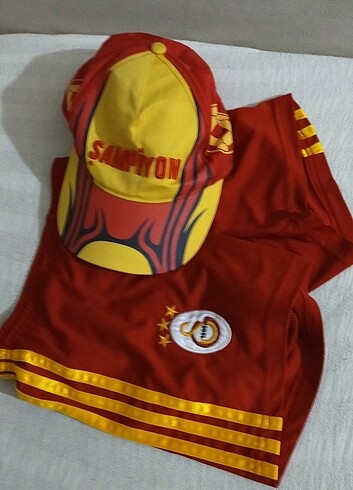 Adidas galatasaray şortu ve sapka