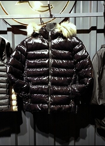 Moncler kürklü kapşonlu parlak siyah mont 