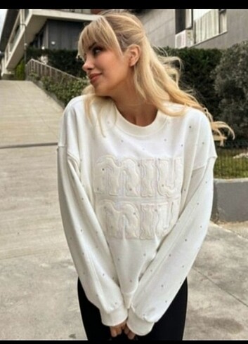 l Beden ten rengi Renk Miu miu baskılı sweatshirt