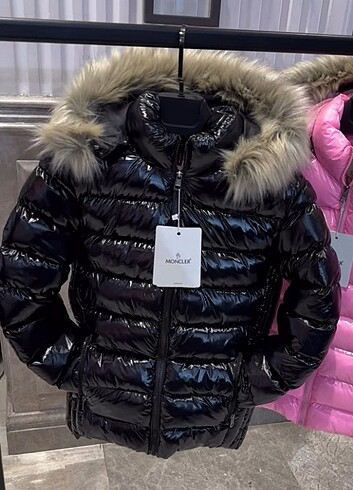 Moncler kürklü kapşonlu siyah parlak şişme mont 