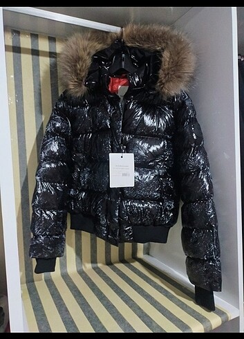 Moncler parlak siyah kapsonlu kısa şisme mont