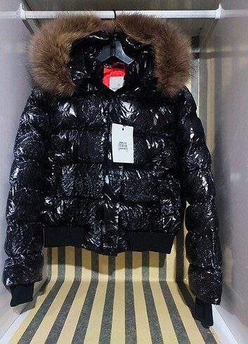 s Beden Moncler parlak siyah kapsonlu kısa şisme mont