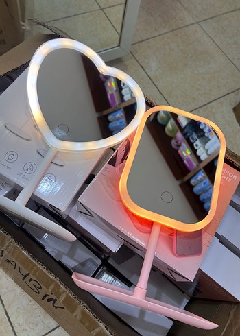 Kalpli ve Kare LED Işıklı Makyaj Aynası