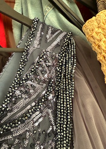 likrali Uzun V Yaka Drapeli Gri Desenli Abiye Elbise - Görsel 3