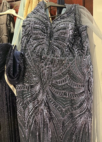 likrali Uzun V Yaka Drapeli Gri Desenli Abiye Elbise - Görsel 8