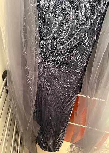 likrali Uzun V Yaka Drapeli Gri Desenli Abiye Elbise - Görsel 4