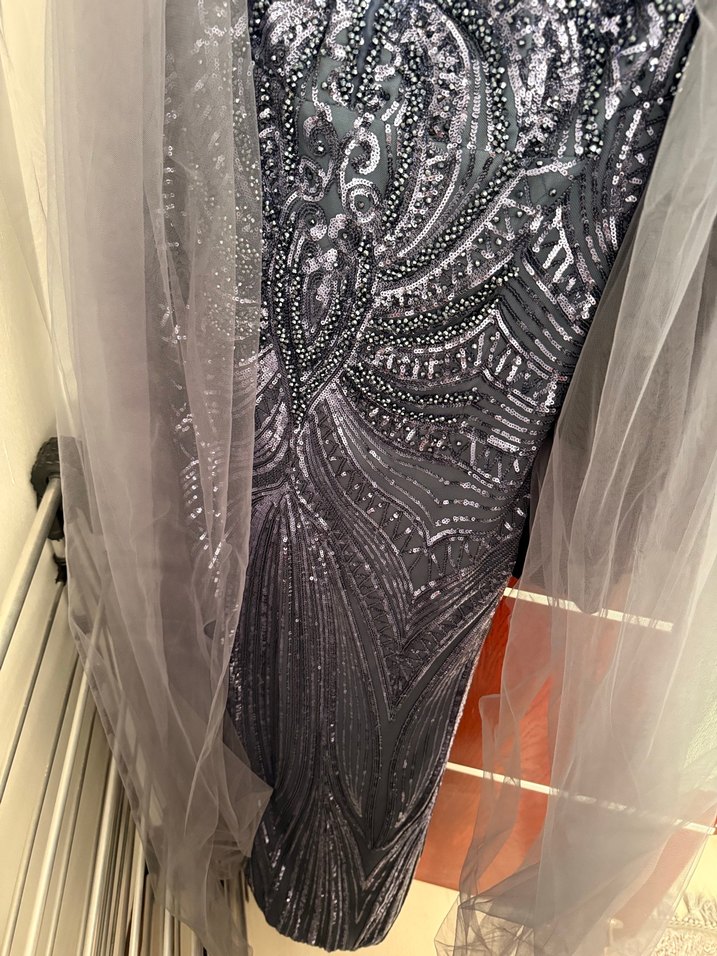 likrali Uzun V Yaka Drapeli Gri Desenli Abiye Elbise - Görsel 4