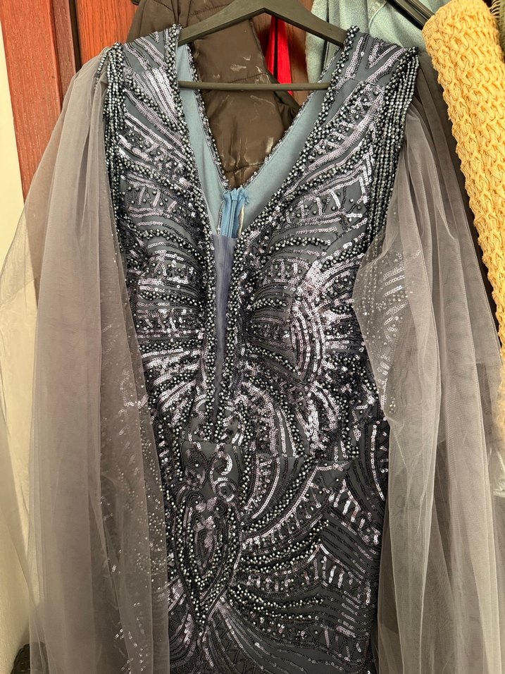 likrali Uzun V Yaka Drapeli Gri Desenli Abiye Elbise - Görsel 5