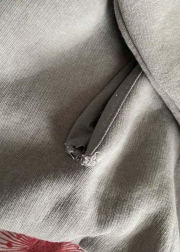 Gri kapüşonlu crop sweatshirt - Görsel 3