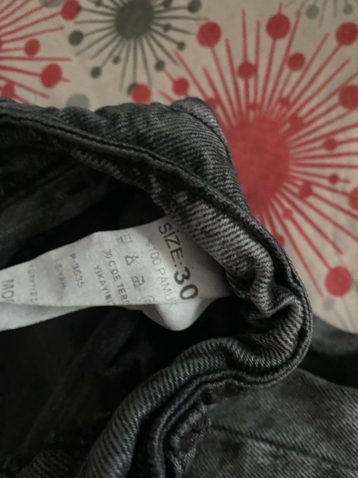 Gri kemerli kot pantolon - Görsel 4