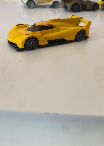 Hot wheels Sarı ve Renkli Oyuncak Arabalar Seti