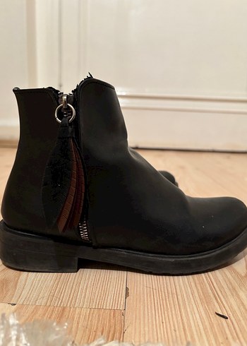 Siyah Deri Kadın Bot - Görsel 3