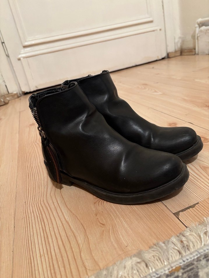 Siyah Deri Kadın Bot - Görsel 2