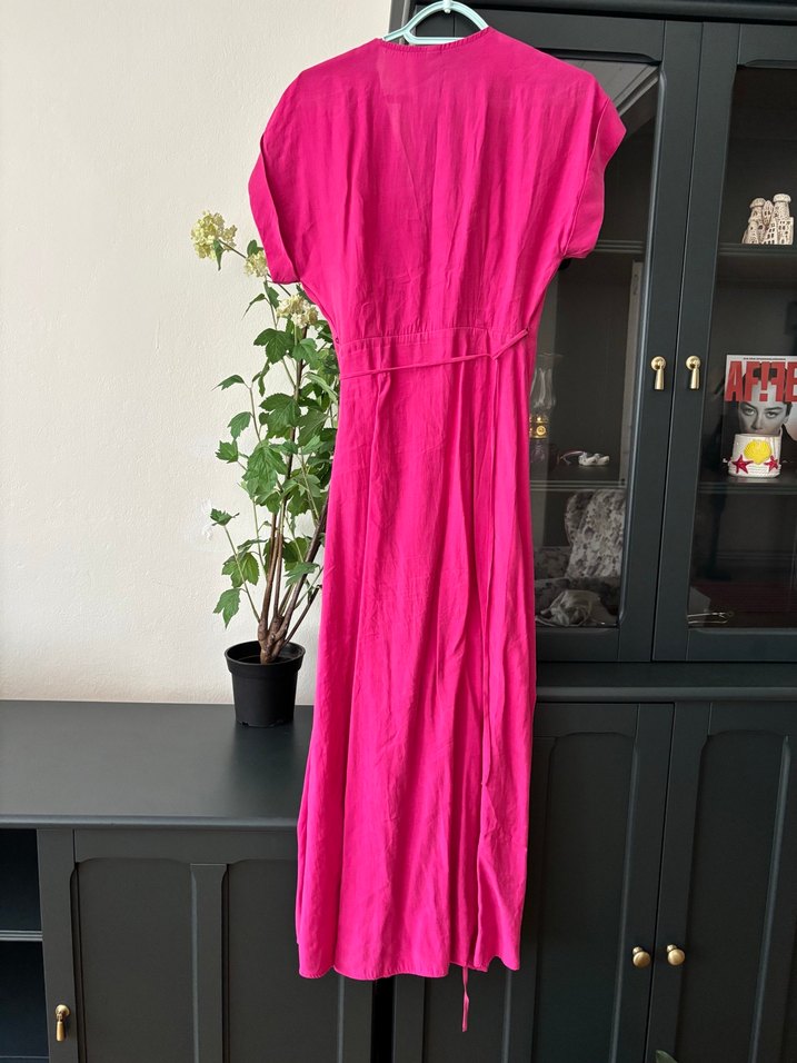 Pembe V Yakalı Uzun Kadın Elbise - Görsel 4