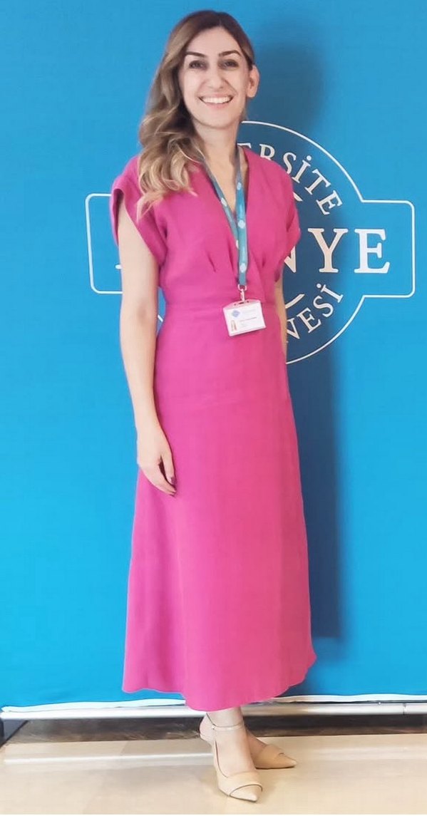 Pembe V Yakalı Uzun Kadın Elbise - Görsel 3