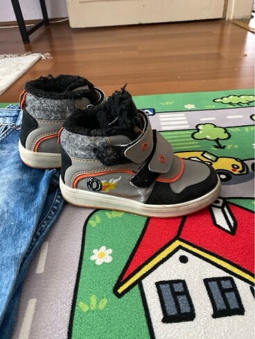 LC Waikiki 4 5 yaş çocuk pantolonu 27 numara ayakkabı