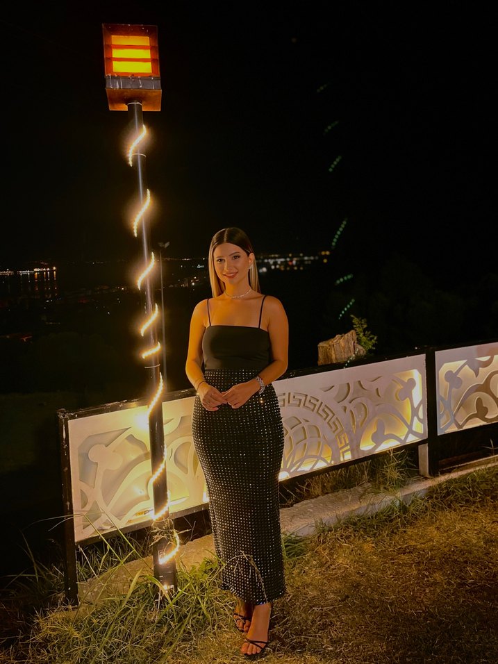 Siyah arkası yırtmaçlı taş Desenli midi boy etek - Görsel 2