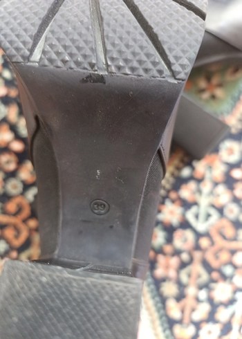 39 Beden Siyah Deri Tokalı Blok Topuklu Kadın Bot