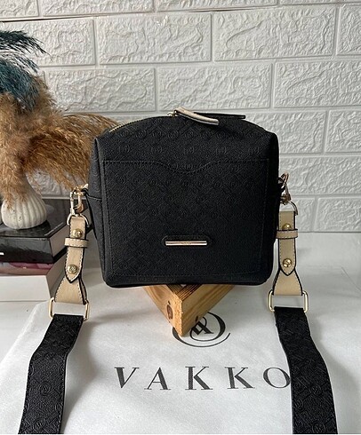 Vakko kutulu postacı çanta
