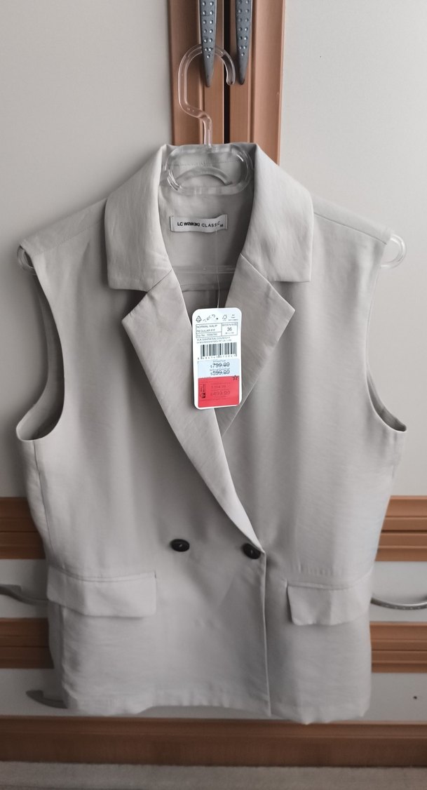 Düğmeli Bej Kolsuz Kadın Blazer - Görsel 3