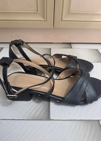 Siyah Tokalı Blok Topuklu Kadın Sandalet - Görsel 2