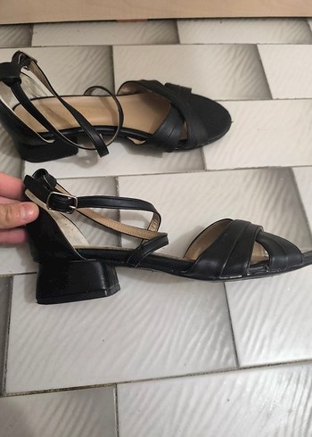 Siyah Tokalı Blok Topuklu Kadın Sandalet - Görsel 4