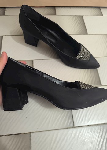 Siyah Parlak Tokalı Kadın Klasik Topuklu Ayakkabı - Görsel 2
