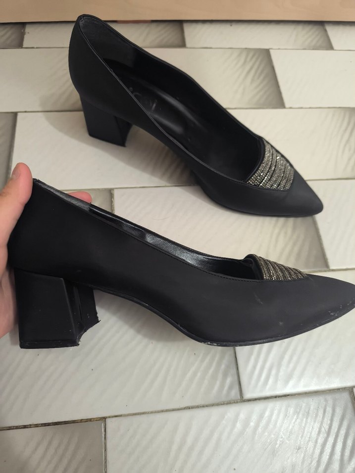 Siyah Parlak Tokalı Kadın Klasik Topuklu Ayakkabı - Görsel 2
