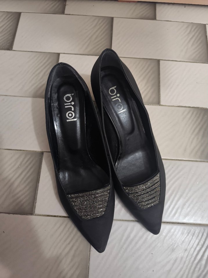 Siyah Parlak Tokalı Kadın Klasik Topuklu Ayakkabı - Görsel 4