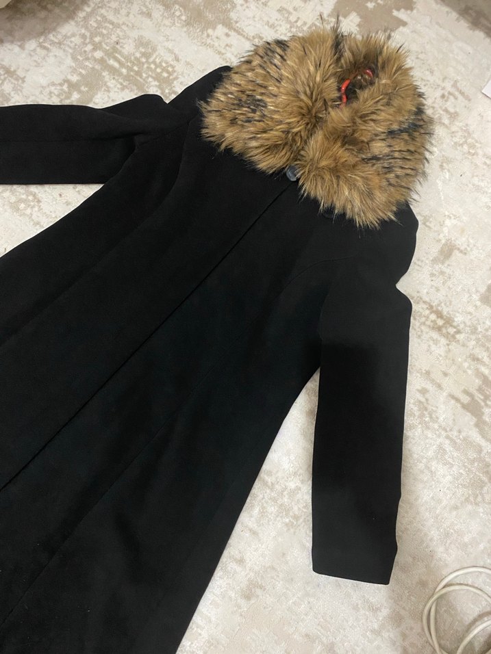 Kürklü Yaka Siyah Uzun Kaban - Görsel 2