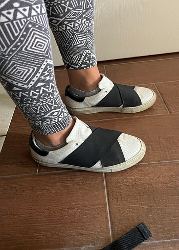 Gri Beyaz Yılan Desenli Kadın Spor Ayakkabı