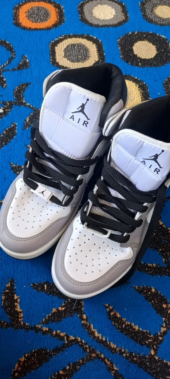 Gri ve Beyaz Erkek Spor Ayakkabı - Görsel 2