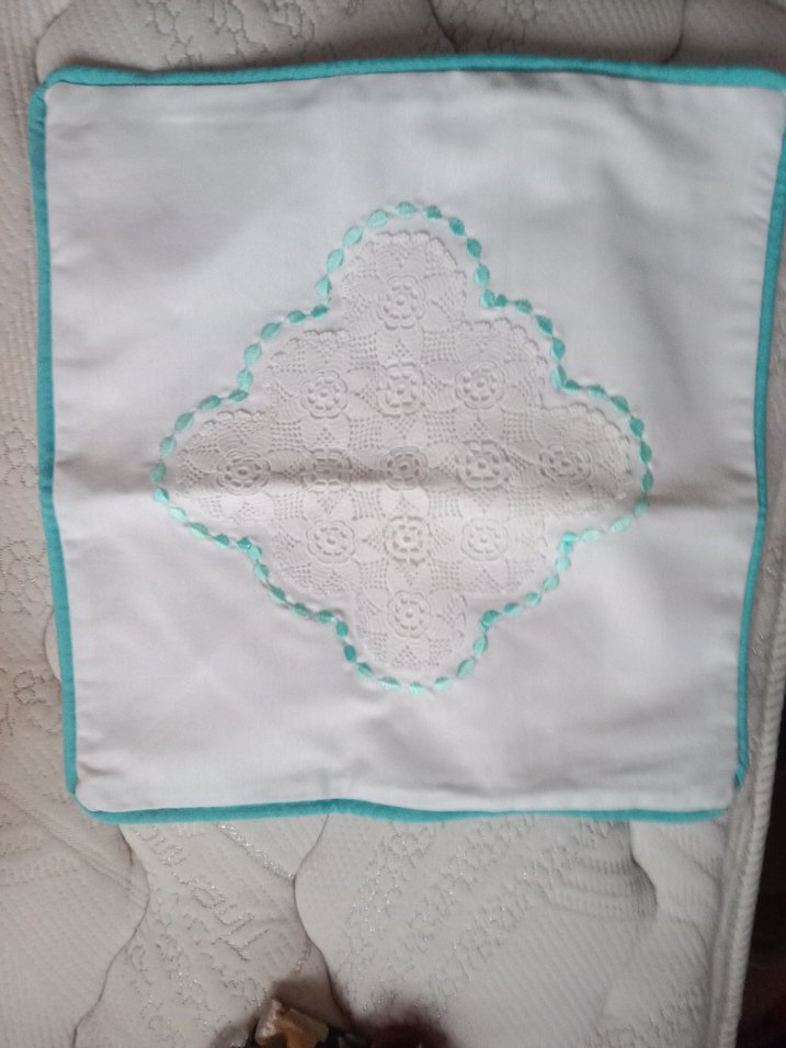 Dantel piko İşlemeli dört adet kırlent - Görsel 2