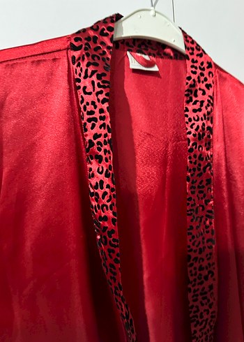 Kadın Kırmızı Parlak Yılan Desenli Sabahlık - Görsel 3