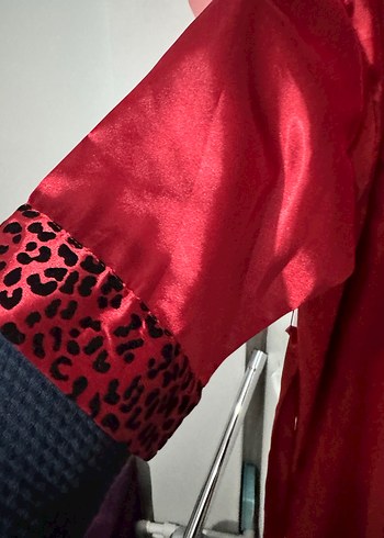 Kadın Kırmızı Parlak Yılan Desenli Sabahlık - Görsel 2