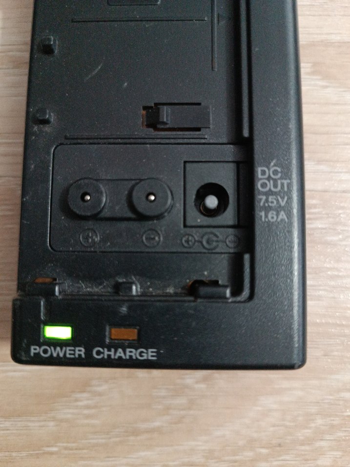 Sony AC Güç Adaptörü AC-V30 Bej Şarj Cihazı - Görsel 2