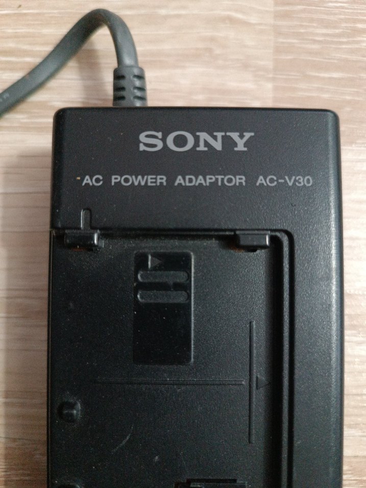 Sony AC Güç Adaptörü AC-V30 Bej Şarj Cihazı - Görsel 3