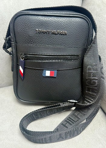 TOMMY HILFIGER Tarzını Üzerinde Taşı!