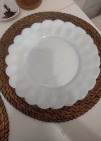 Beyaz Dalgalı Kenarlı Tabak