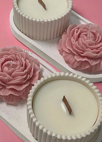 Beyaz Seramik Mumluk ve Pastel Pembe Çiçek Mum