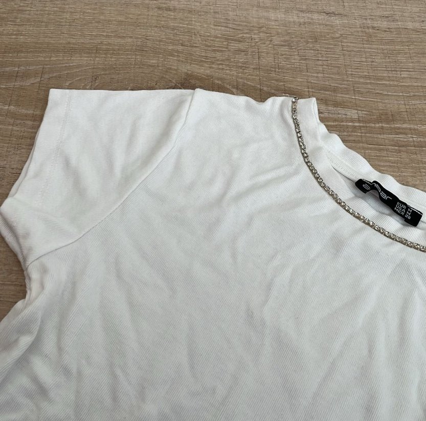 Zincir Detaylı Beyaz  Kadın Tişört - Görsel 5