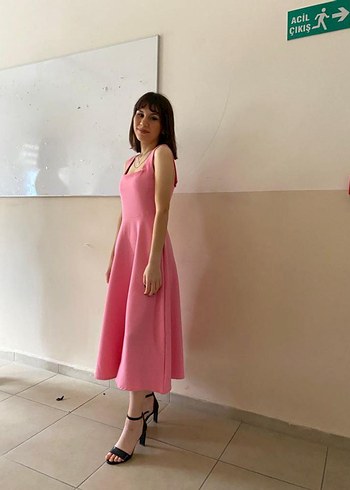 Pembe elbise