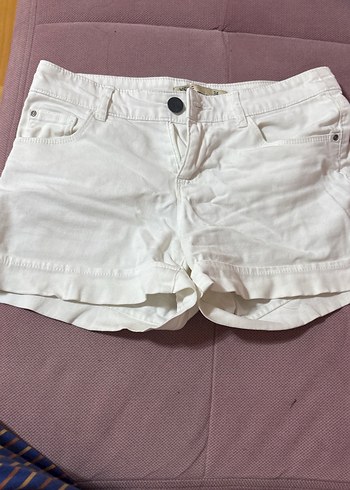Beyaz Düğmeli Mini Kadın Şort