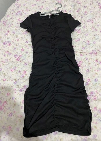 Kısa Kollu Siyah Drapeli Midi Elbise