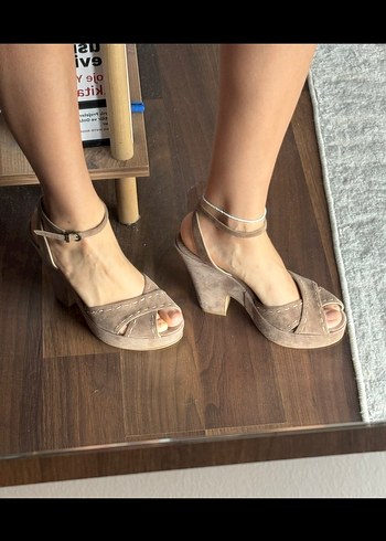 Süet Bej Tokalı Topuklu Sandalet