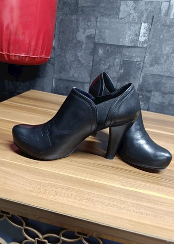Siyah deri kadın ayakkabı