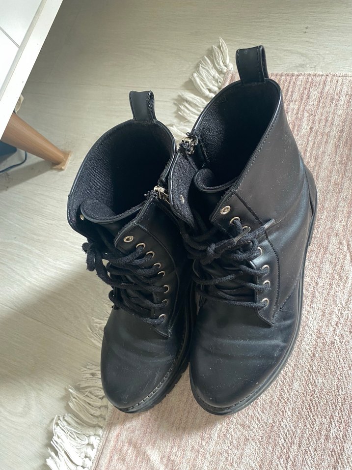 Siyah Deri Goth Tarzı Tokalı Botlar - Görsel 3